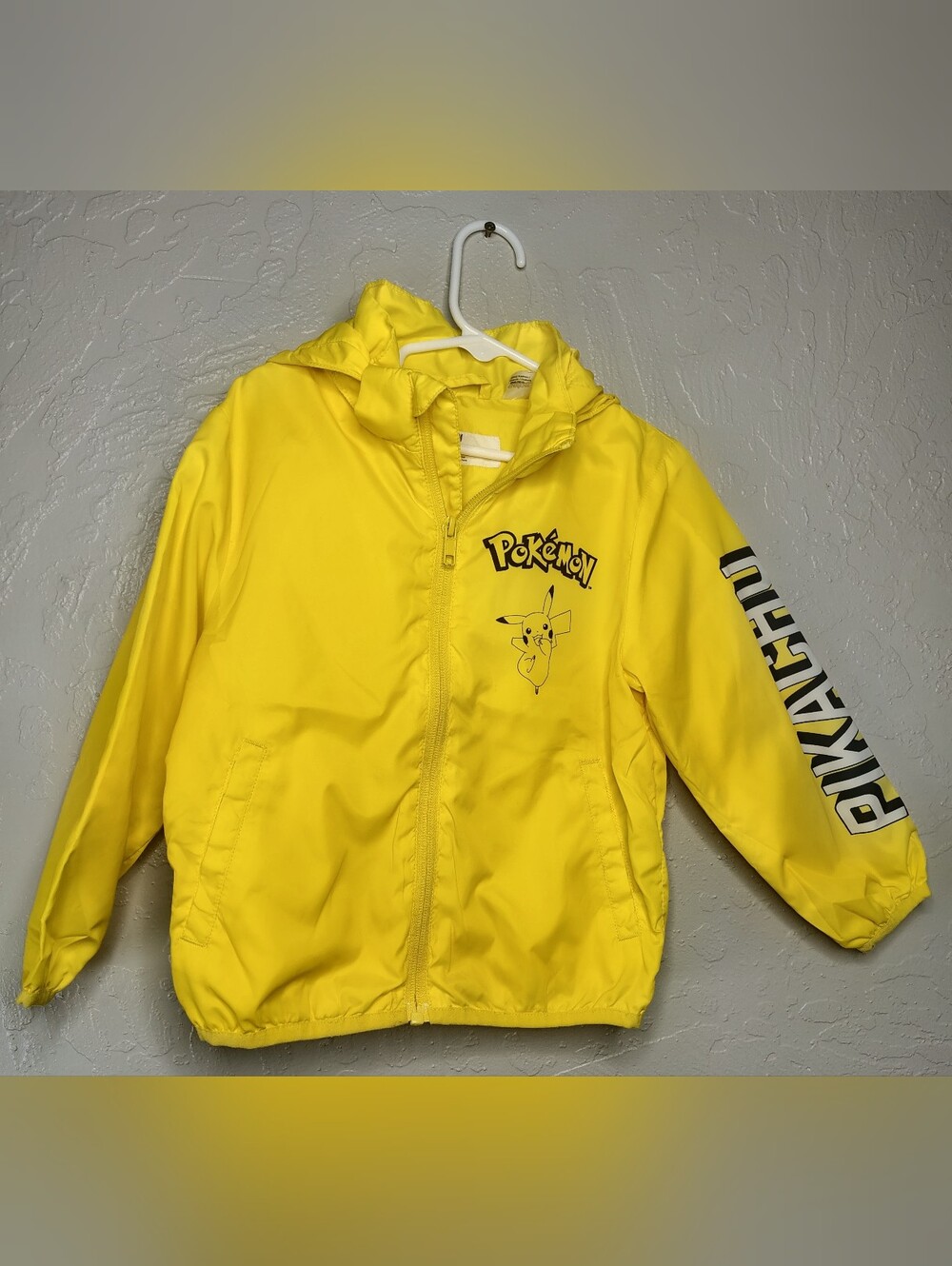 H&M Yellow Pokémon Pikachu Hooded Raincoat Jacket Size 4T